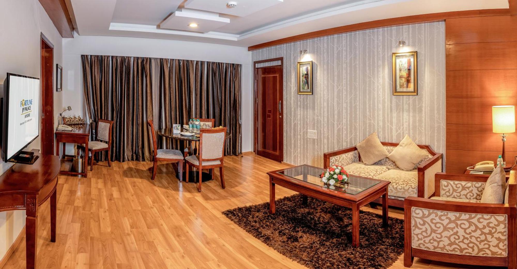 Fortune Jp Palace, Mysore - Member Itc Hotels' Group Exteriör bild Suite room at the hotel