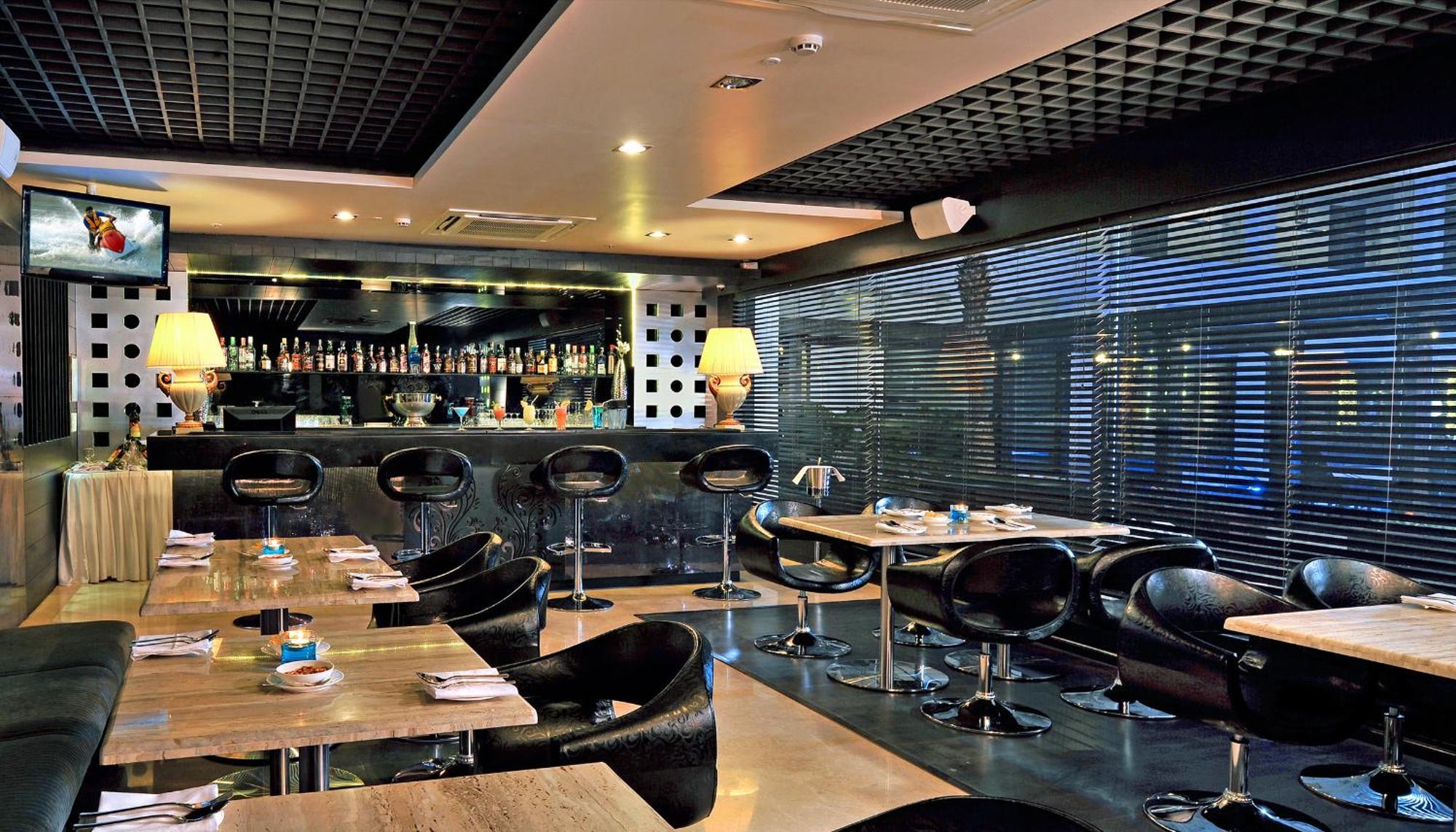 Fortune Jp Palace, Mysore - Member Itc Hotels' Group Exteriör bild Interior of the restaurant