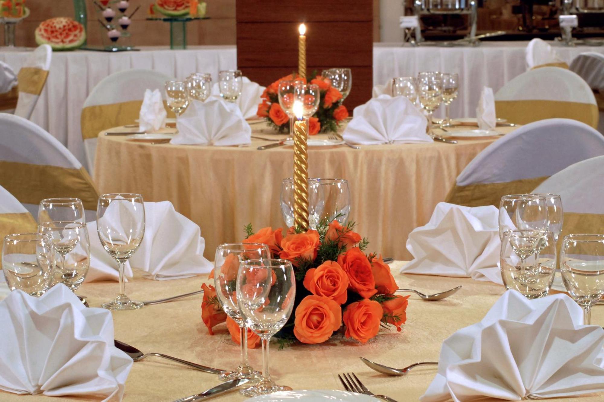 Fortune Jp Palace, Mysore - Member Itc Hotels' Group Exteriör bild A table set for a formal dinner