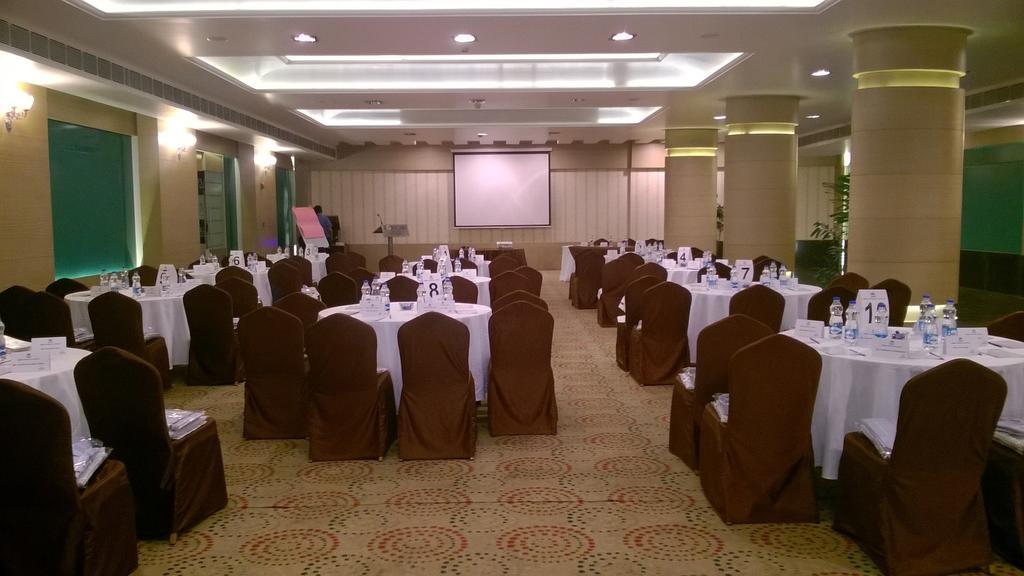 Fortune Jp Palace, Mysore - Member Itc Hotels' Group Exteriör bild A meeting room at a hotel