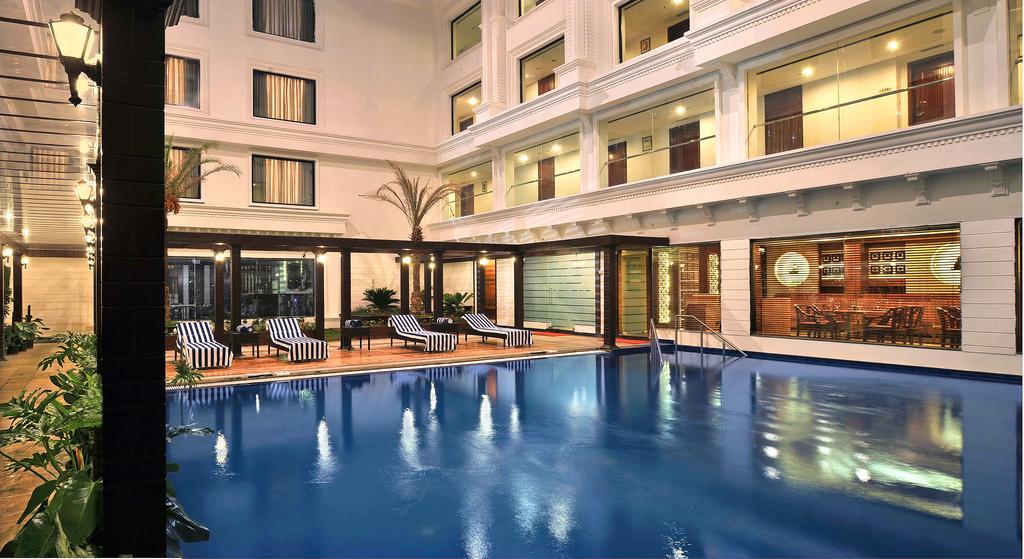 Fortune Jp Palace, Mysore - Member Itc Hotels' Group Exteriör bild The pool at the hotel