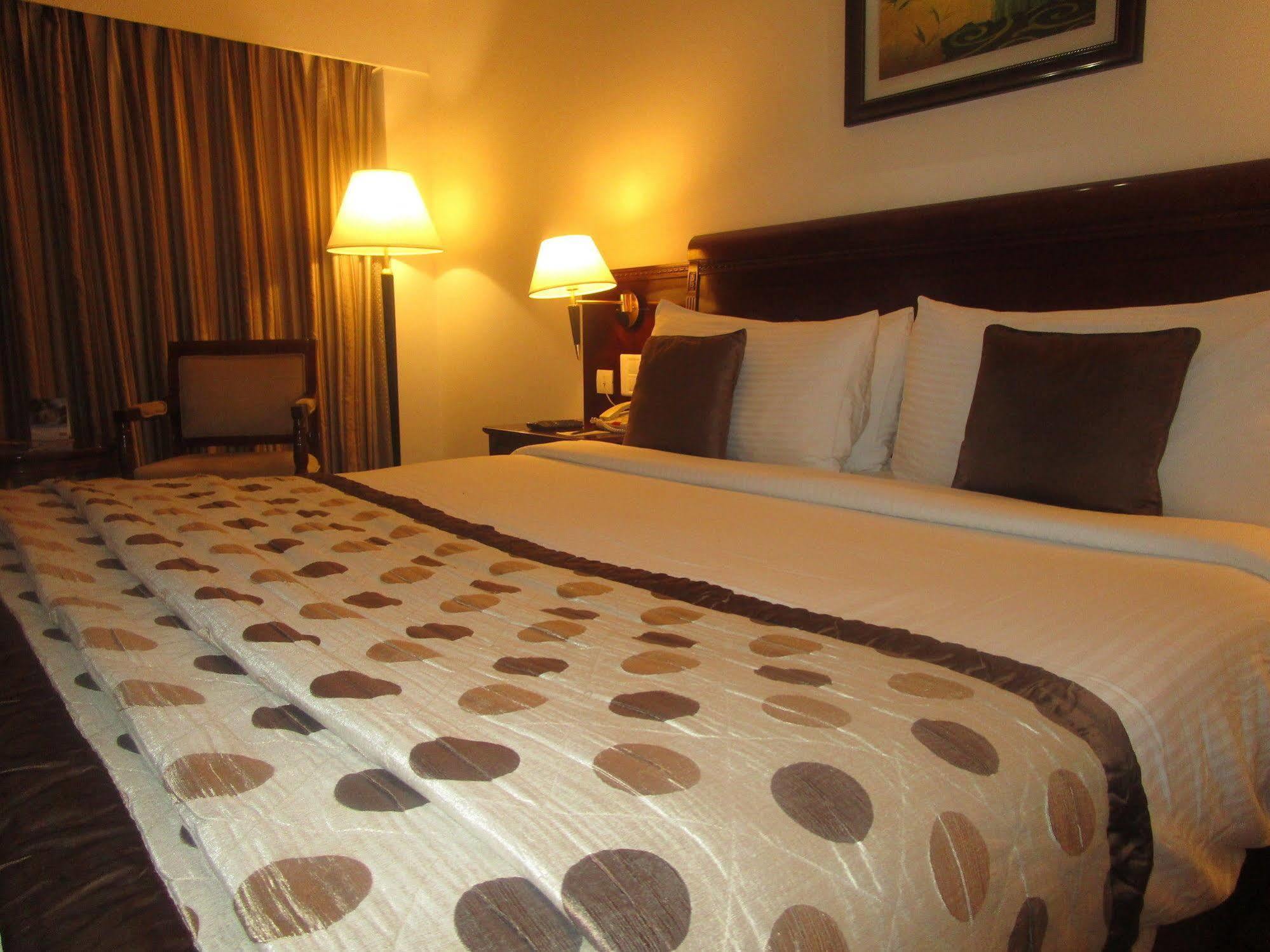 Fortune Jp Palace, Mysore - Member Itc Hotels' Group Exteriör bild A room at the hotel